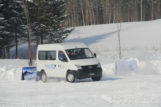 上汽大通V80特技表演.jpg