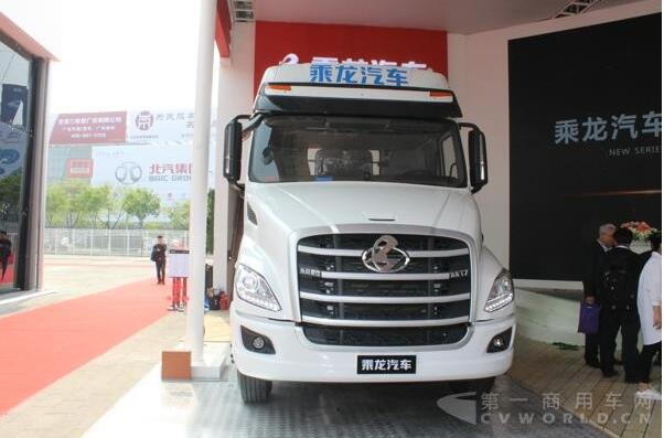 东风柳汽6×4长头牵引车（T7-康明斯520）.jpg