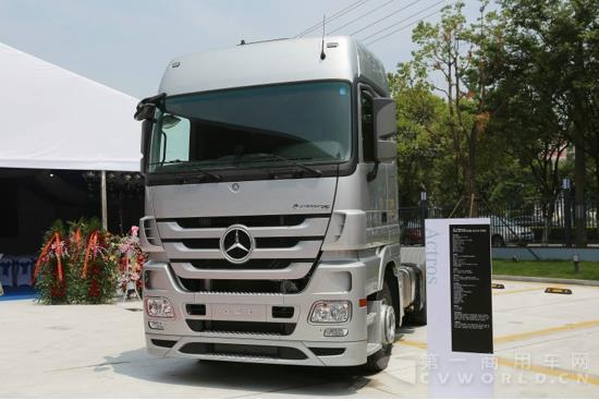 全新梅赛德斯-奔驰Actros 2648 6×2卡车.jpg