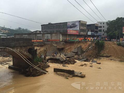 暴雨致桥塌.jpg