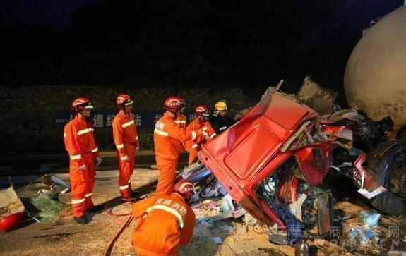 湖北一罐车追尾货车 车头被挤平司机身亡2.jpg