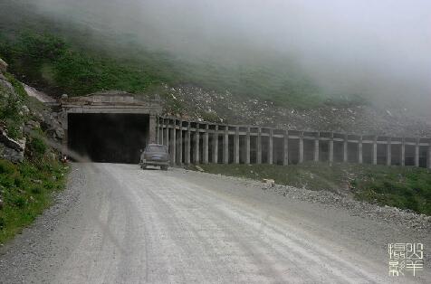 泥石流阻断新疆天山公路 抢通预计10天.jpg