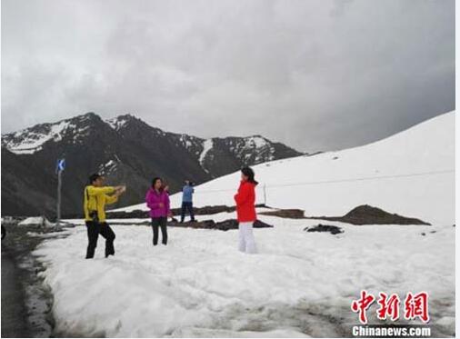 天山公路一路景色美不胜收，且非常凉爽，吸引大量游客来此避暑。.jpg