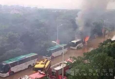 南京持续暴雨 两辆电动大巴车水中起火2.jpg