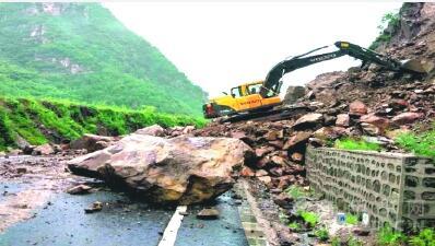 承德：公路坍塌抢修 奋力抢险恢复通行.jpg