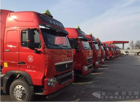 中国重汽T7H-B版危化品牵引车.jpg