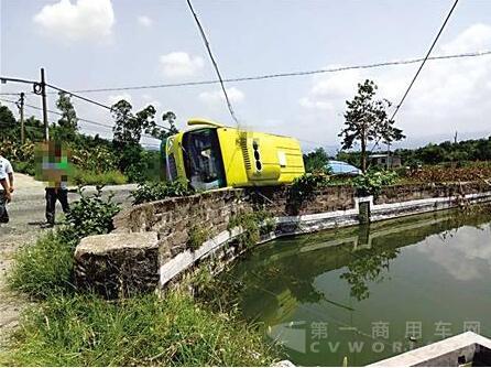 载17人旅游包车侧翻 幸被围墙拦住没坠水塘.jpg