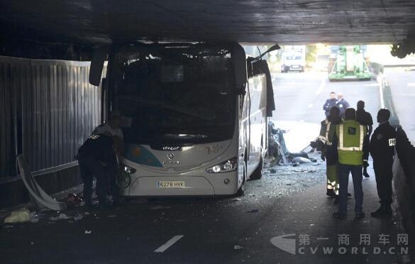 外地大巴车司机没留意隧道高度，开进去就像被剃了头4.jpg