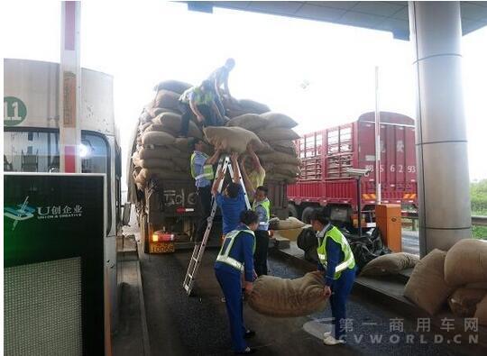 收费站遇到一奇葩车，这车没有40吨不上路，公路警察都在帮忙.jpg