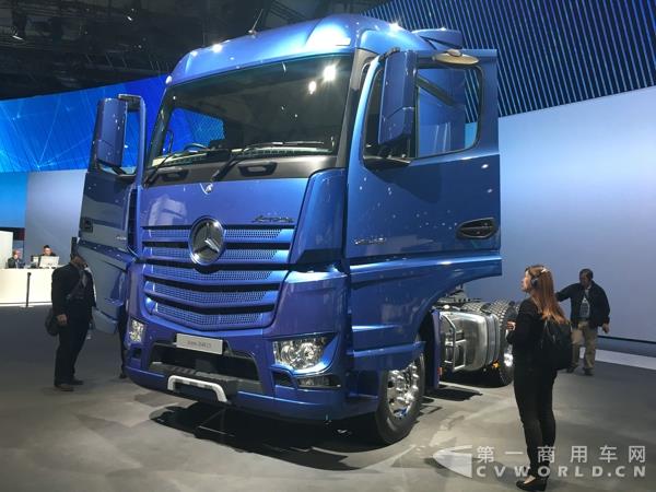 奔驰Actros 2648LS牵引车，480马力，6X4气囊悬挂，欧五排放，主要针对中国等海外市场.jpg