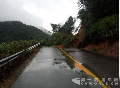 浙江遂昌发生山体滑坡 应急抢险人员正在抢修公路3.jpg