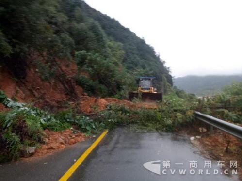 浙江遂昌发生山体滑坡 应急抢险人员正在抢修公路4.jpg