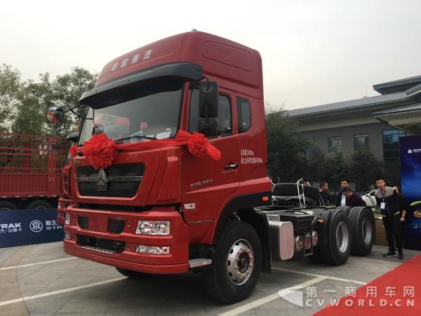 超轻版新斯太尔D7B 6X4牵引车2.jpg