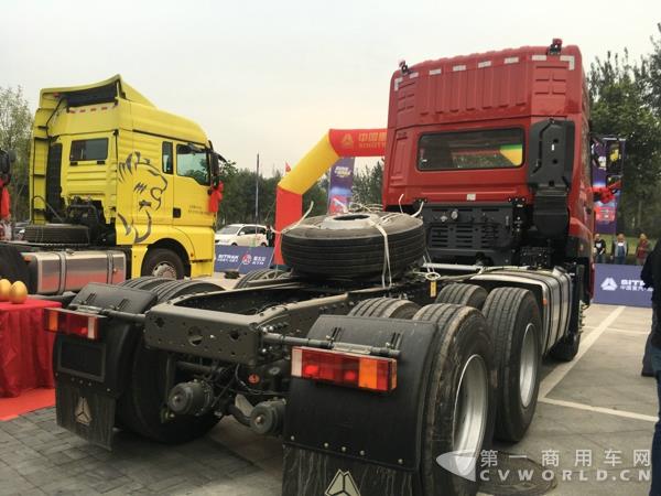 超轻版新斯太尔D7B 6X4牵引车.jpg