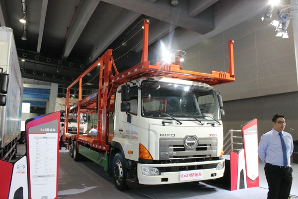 广汽日野展示的300马力6X2R国五轿运车 (1).jpg