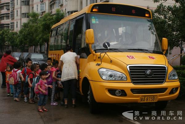 孩子们登上宇通专用校车.jpg