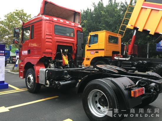 陕汽德龙新M3000 4×2牵引车，搭载潍柴9升336马力发动机，欧五排放2.jpg