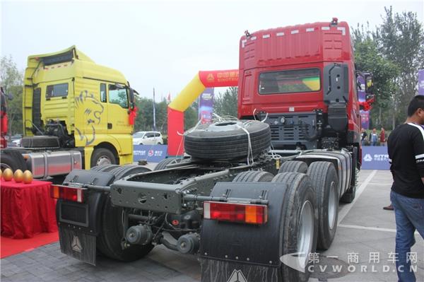 超轻版新斯太尔D7B 6X4牵引车 (4).jpg