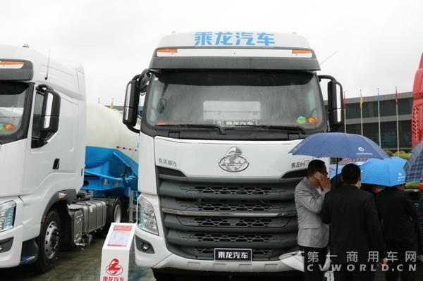 乘龙H7 6X4快递快运牵引车.jpg