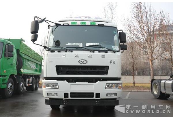 华菱375马力的6×4牵引车.jpg