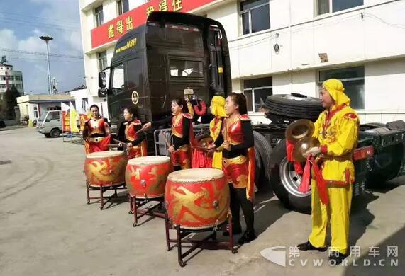 现场订车76辆 大运重卡五寨推介会座无虚席.jpg