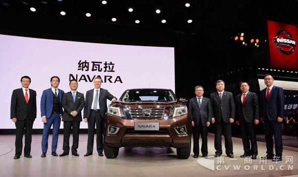 与会嘉宾与郑州日产皮卡NISSAN NAVARA（纳瓦拉）新车合影.jpg