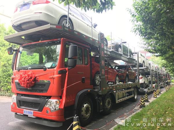 现场展示的长久中置轴轿运车新车，采用中国重汽T5G 310卡车底盘改装而成，采用空气悬架4.jpg