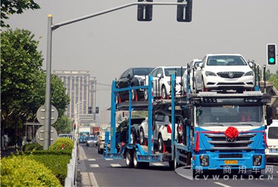 上汽红岩轿运车正式上路运营接受市场考验.jpg