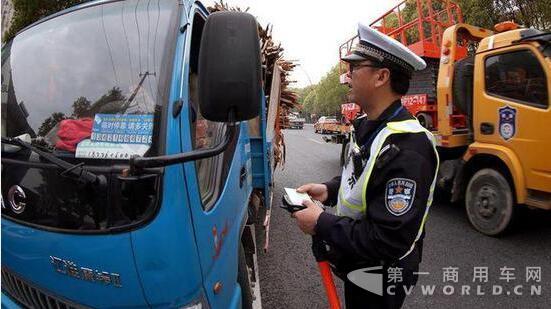 上海严查渣土车 12家运输企业被处理！.jpg