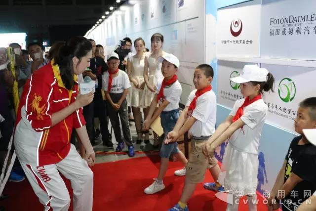 前女排冠军成员薛明教欧曼卡车人家庭子女练习排球】.jpg