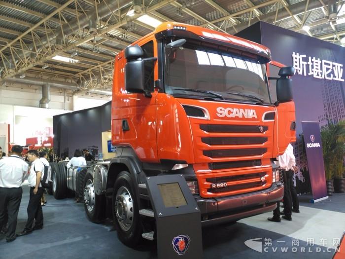 配备V8发动机的R系列大吨位水罐泡沫消防车专用底盘R620 8x41.jpg