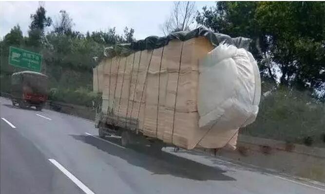 如此拉货的神车 老司机这可“驶”不得！我和我的小伙伴都看呆了 3.jpg