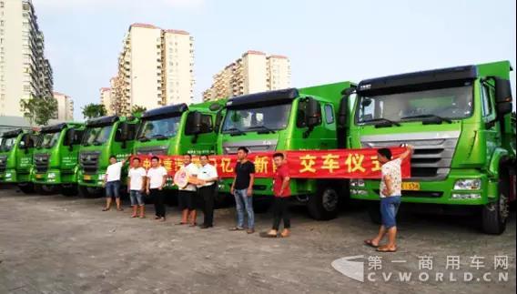 150辆中国重汽新型智能渣土车助力厦门城市建设1.jpg