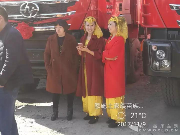 上汽红岩“工程之王”自卸车批量交付，助力巴张高速公路1.jpg