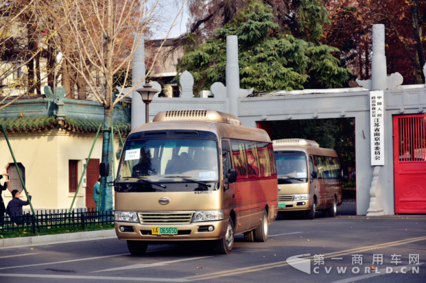 开沃纯电动驶出政府大院.png