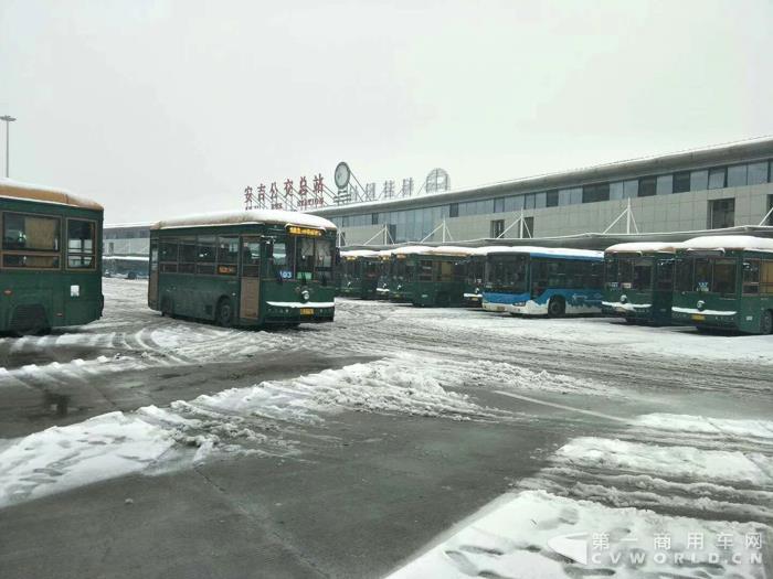 雪天交通有保障 银隆新能源公交车保市民出行3.jpg