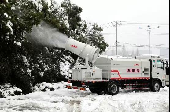 暴雪之后一战成名！深入了解江淮汽车的除雪多面手.jpg