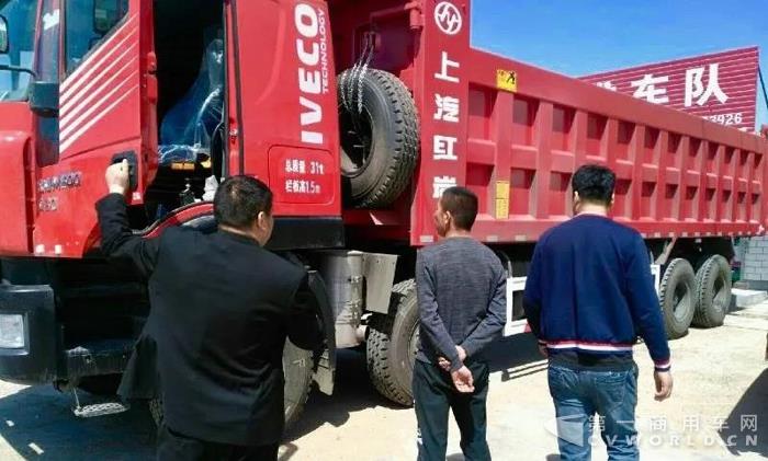 上汽动力点睛红岩金刚8X4自卸车，河北邢台推介会备受青睐2.jpg