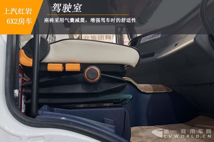 【
 原创】这款大型房车，售价为何会高出远远超出一般房车的售价呢？首先，这款房车是基于上汽红岩高端重卡底盘改装而成，比一般由轻型商用车底盘改装的房车更宽、更长、更高；其次，得益于重卡底盘改装的优势，这款房车的内部空间也足够大，可容纳10-12人正常休息；最后，也是最重要的一点，这款房车将娱乐化做到了极致，内部装饰豪华，车窗可以当观景台，车顶还设置有观景台。
