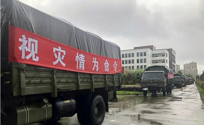 连日来，我国南方地区出现持续强降雨天气，多地遭受洪涝灾害侵袭，救灾官兵始终日夜奋战在抗洪一线，国有需要，必有东风。

