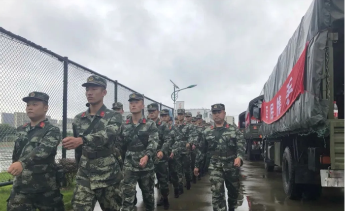 连日来，我国南方地区出现持续强降雨天气，多地遭受洪涝灾害侵袭，救灾官兵始终日夜奋战在抗洪一线，国有需要，必有东风。

