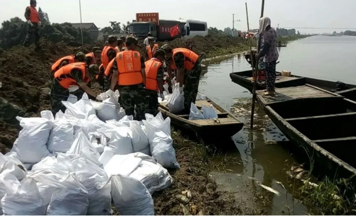 连日来，我国南方地区出现持续强降雨天气，多地遭受洪涝灾害侵袭，救灾官兵始终日夜奋战在抗洪一线，国有需要，必有东风。

