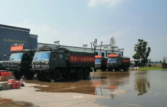 连日来，我国南方地区出现持续强降雨天气，多地遭受洪涝灾害侵袭，救灾官兵始终日夜奋战在抗洪一线，国有需要，必有东风。

