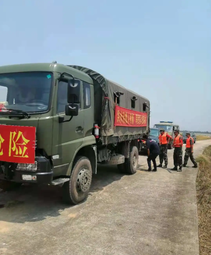 连日来，我国南方地区出现持续强降雨天气，多地遭受洪涝灾害侵袭，救灾官兵始终日夜奋战在抗洪一线，国有需要，必有东风。

