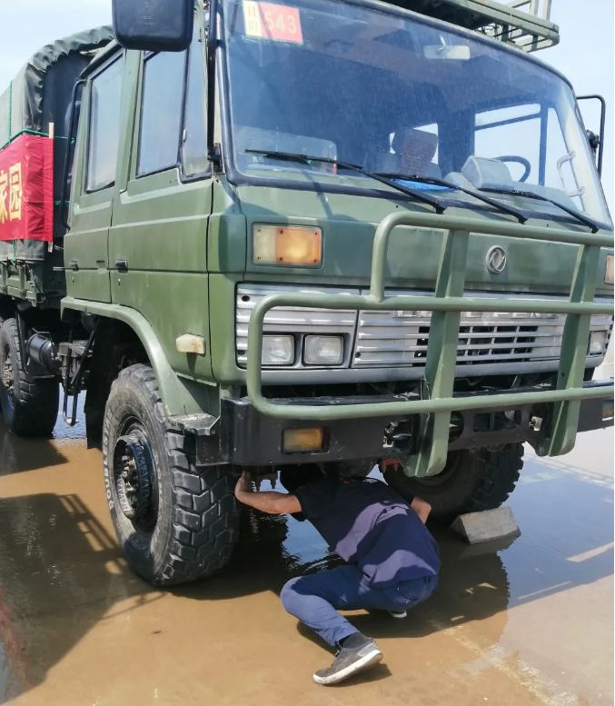 连日来，我国南方地区出现持续强降雨天气，多地遭受洪涝灾害侵袭，救灾官兵始终日夜奋战在抗洪一线，国有需要，必有东风。

