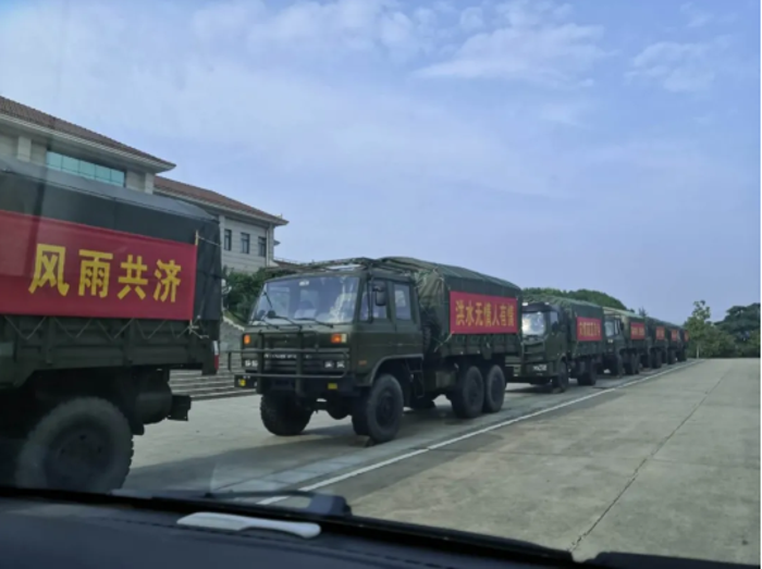 连日来，我国南方地区出现持续强降雨天气，多地遭受洪涝灾害侵袭，救灾官兵始终日夜奋战在抗洪一线，国有需要，必有东风。

