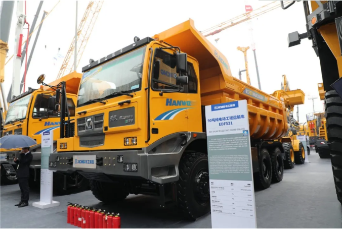 bauma CHINA 2020，新技术、黑科技“后浪奔涌”，匠心智造新品“揭开面纱”，徐工机械军团霸气尽显，展期已过半，热度再升级。