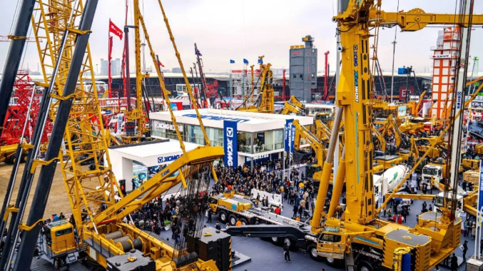 黄浦江畔，论剑上海，bauma CHINA 2020，饱览世界顶级企业的，最新产品与最新技术，中国制造的中流砥柱逆行魔都，上演了一场“钢铁军团”的会师战。