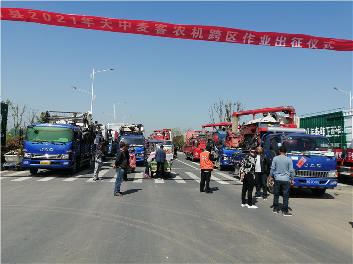 风吹麦田千层浪，又到一年麦收时。近年来，在党和国家的高度重视下，我国小麦机收水平持续提高，“夏收麦田不见人，机轮滚滚农事新”成为麦收新图景。