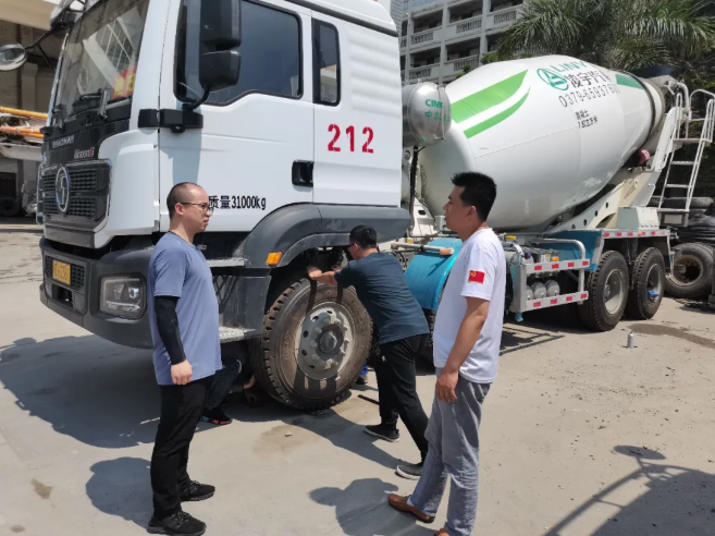 近年来面对激烈的市场竞争，陕汽始终践行“贴近市场、心系用户、换位思考、真诚服务”的贴心服务理念，2021年初针对细分产品制定专属化服务解决方案，持续深化“关注产品全生命周期和客户运营全过程”的工作方针，以为客户带来价值为导向，在“贴心服务”理念基础之上，陕汽逐步推出各细分产品“e+服务计划”，作为行业内首家量身定制服务解决方案，旨在解决客户运营难题提高运营收益的同时，让客户充分体验“e+服务”，感受“家的温暖”。